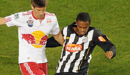Der Mittelfeldspieler Wesley (r.) erzielte 2010 in 31 Spielen neun Tore für den FC Santos
