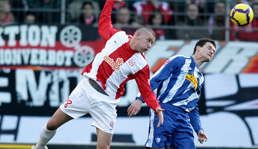 Adam Szalai (l.) wird wohl auch weiterhin für Bundesligist Mainz 05 stürmen