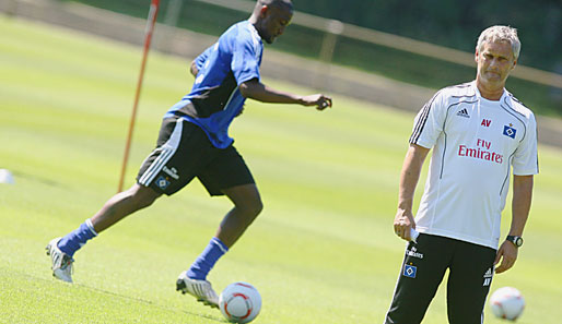 Der Neue: Armin Veh während seines erstenTrainings mit dem Hamburger SV