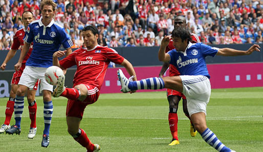 Raul (r.) in Action! Der Neu-Schalker erspielte sich gegen den HSV einige Chancen