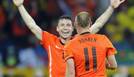 Mark van Bommel (l.) und Arjen Robben lassen für den FC Bayern die Kasse klingeln