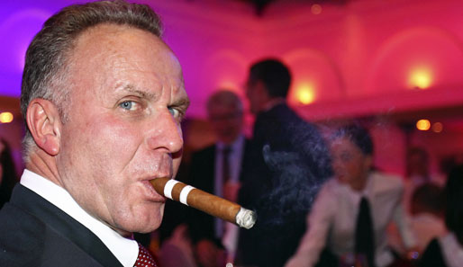 Rekordumsatz: FCB-Vorstandsvorsitzender Karl-Heinz Rummenigge gönnt sich zur Feier eine Zigarre