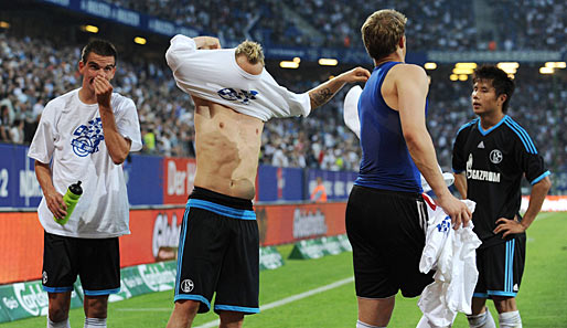 Schalke-Kapitän Manuel Neuer verteilte nach der 1:2-Niederlage gegen den HSV die Protest-Shirts