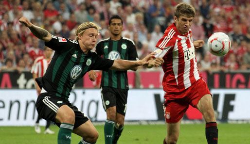 Schon beim Saisonauftakt in München hatte Simon Kjaer (l.) gegen Thomas Müller das Nachsehen