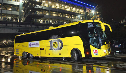 Der Mannschaftsbus von Borussia Dortmund wurde mit einem Stein beworfen