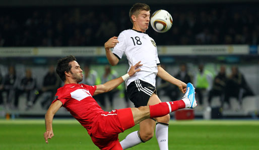Gökhan Gönül (l.) im Zweikampf mit Toni Kroos. Wechselt der 25-Jährige in die Bundesliga?