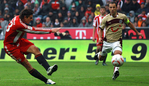 Gomez (l.) erzielte gegen Hannover seine ersten drei Saisontore und ist damit bester FCB-Torschütze