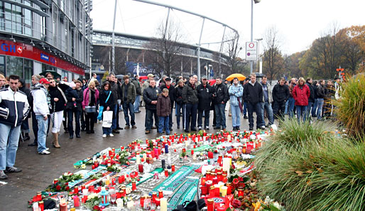 Die Fans von Hannover 96 in tiefer Trauer: Robert Enke starb letztes Jahr am 10. November