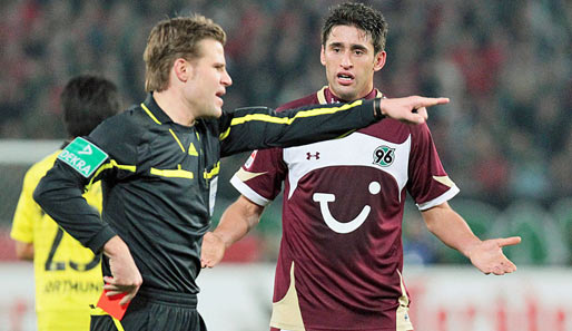 Karim Haggui wird gegen Borussia Dortmund vom Platz gestellt