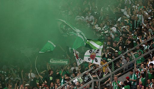 Im Spiel bei Bayer Leverkusen färbten Werders Anhänger die Luft grün