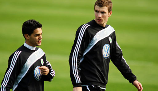 Josue (l.) war von 2008 bis 2010 Kapitän in Wolfsburg, Edin Dzeko ist seit Sommer sein Nachfolger