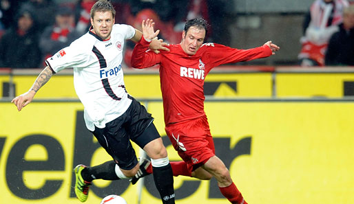 Frankfurts Marco Russ (l.) holte sich bei der 1:0-Niederlage beim 1. FC Köln die fünfte Gelbe Karte ab