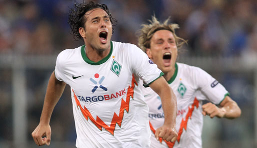 Claudio Pizarro (l.) war für Werder Bremen erfolgreich vor dem Tor