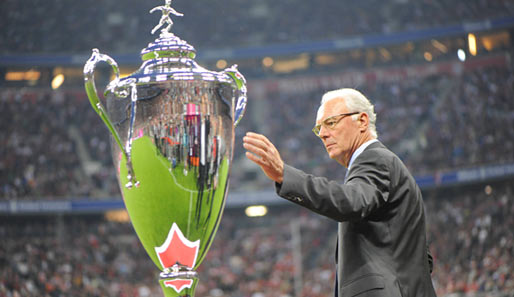 Der Kaiser und die Trophäe des zu seinen Ehren 2007 eingeführten Franz-Beckenbauer-Cups