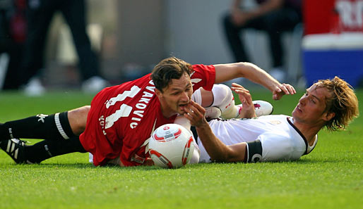 Milivoje Novakovic (l.) und der 1. FC Köln verloren das Hinspiel mit 1:3 gegen den 1. FC Kaiserslautern