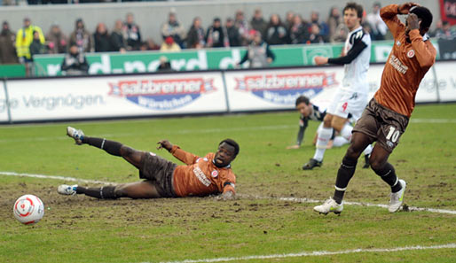Gerald Asamoah (am Boden) ist sowas wie der Mann der Stunde beim FC St. Pauli