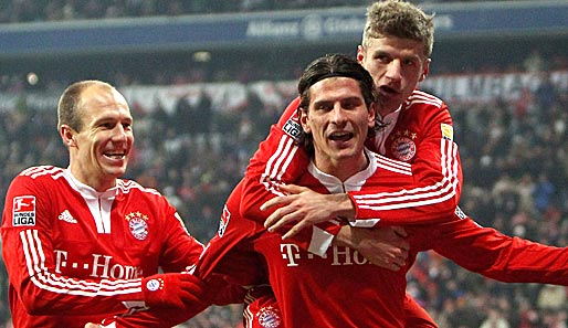 Arjen Robben (l.) und Mario Gomez (M.) sind wieder im Mannschaftstraining bei Bayern München
