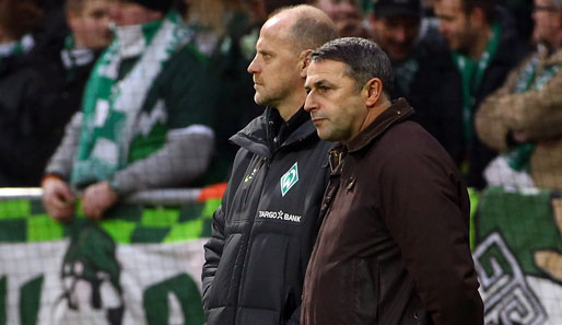 Klaus Allofs (r.) hält eine Entlassung von Werder-Coach Schaaf nicht für völlig ausgeschlossen