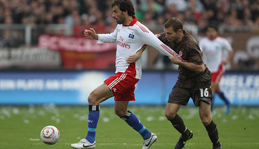 Hamburgs Ruud van Nistelrooy (l.) und Markus Thorandt von St. Pauli kämpfen im Hinspiel um den Ball