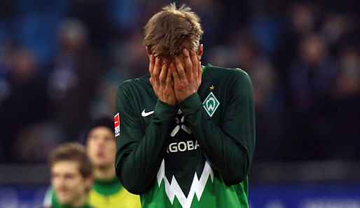 Per Mertesacker nach der 0:4-Klatsche gegen Hamburg - nachher machten Fans ihrer Wut Luft