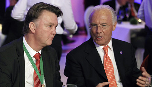 Franz Beckenbauer (r.) übt Kritik an Louis van Gaals Transferpolitik