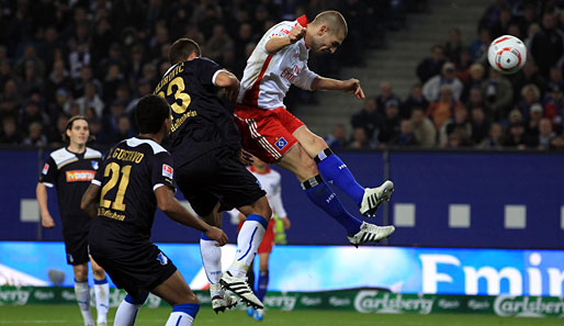 Durch das Tor von Mladen Petric (r.) gewann der HSV das Hinspiel mit 2:1