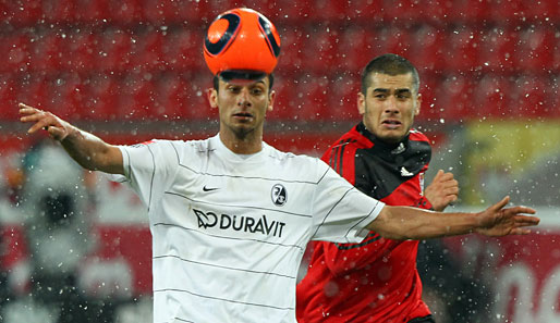 Hier noch Gegner, bald Teamkollegen: Ömer Toprak (l.) ist vor Eren Derdiyok am Ball