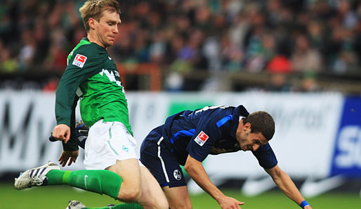 Per Mertesacker (l.) würde trotz der schlechten Saison bei Werder Bremen bleiben