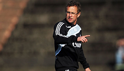 Schalke-Coach Ralf Rangnick gibt sich vor der Partie gegen den FC St.Pauli sehr entspannt