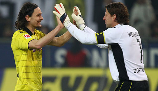 Roman Weidenfeller (l.) und Neven Subotic feiern Dortmunds 19. Sieg im 25. Saisonspiel