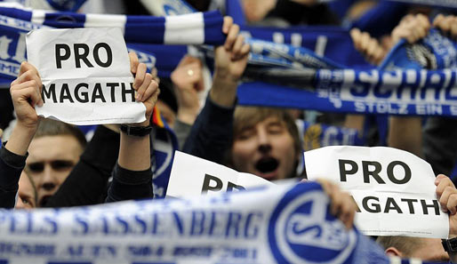 100 Schalke-Fans haben gegen die bevorstehende Entlassung von Felix Magath protestiert