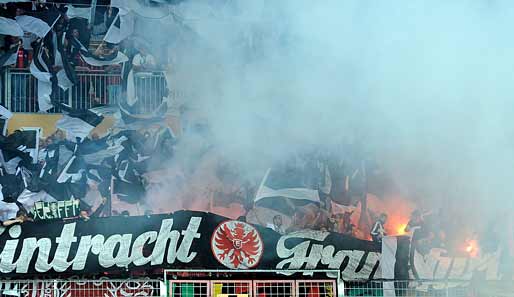 Die Anhänger von Eintracht Frankfurt zündeten bereits vor dem Anpfiff in Mainz Rauchbomben