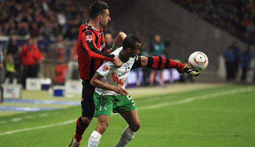Beim Spiel gegen Bremen (hier im Duell mit Wesley) verletzte sich Georgios Tzavellas (l.) schwer