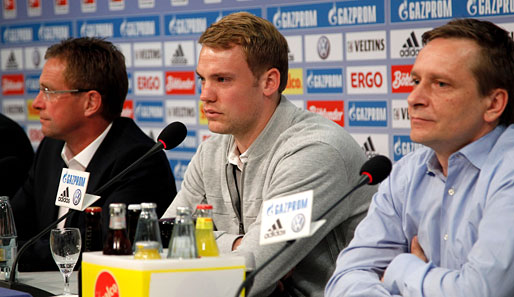 Manuel Neuer, sichtlich gerührt, hat einen möglichen Wechsel zu Bayern München nicht bestätigt