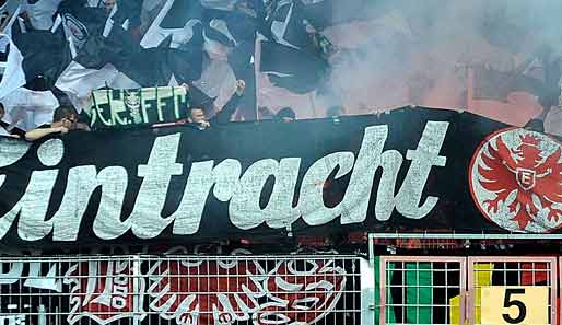 Waren zuletzt keine Einheit mehr: die Mannschaft der Frankfurter Eintracht und ihre Fans