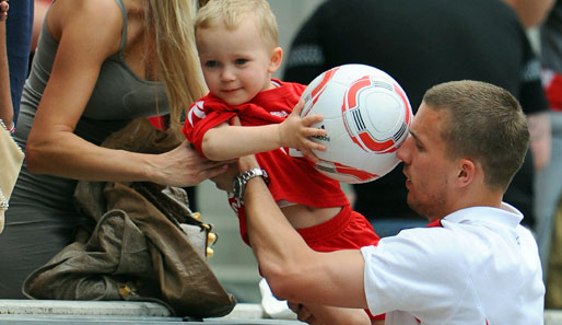 Lukas Podolski und sein Sohn Louis nach einem Heimspiel des 1. FC Köln