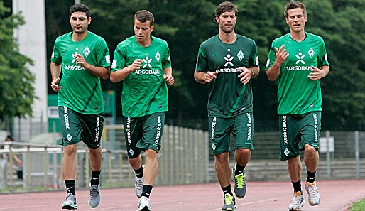 Lukas Schmitz (2.v.l.) fällt krankheitsbedingt bei Werder Bremen vorerst aus
