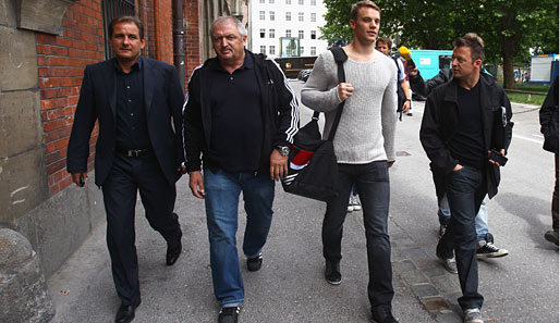 Auf dem Weg zum Medizincheck: Manuel Neuer wurde in München schon von der Presse erwartet