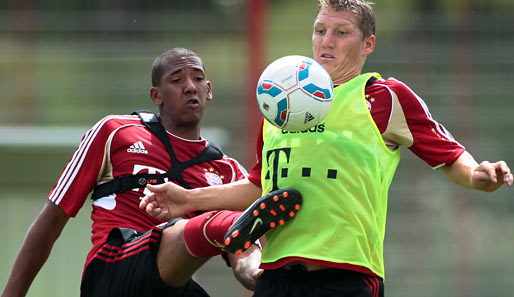 Schweinsteiger (r.) will Jerome Boateng tatkräftig dabei unterstützen, beim FCB Fuß zu fassen