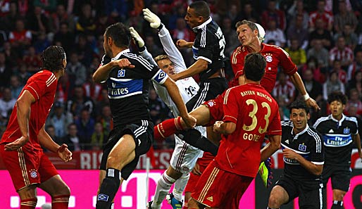 Bayern-Keeper Manuel Neuer verschätzt sich beim ersten Gegentreffer gegen den HSV