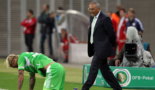 Wolfsburg-Coach Felix Magath (l.) fasst seine Spieler neuerdings mit Samtpfoten an