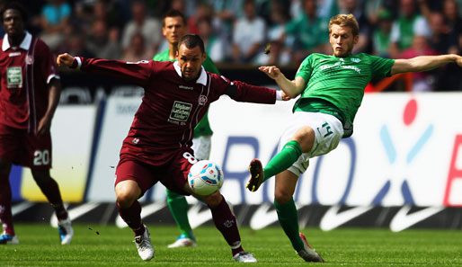 Christan Tiffert von Kaiserslautern (l.) hofft gegen Augsburg auf die erste 3 Punkte