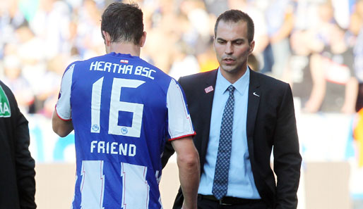 Rob Friend (l.) stand diese Saison nicht einmal im Kader von Hertha-Trainer Markus Babbel