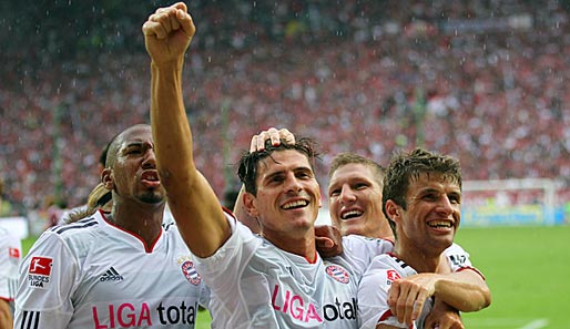 Mario Gomez (2.v.l.) erzielte in Kaiserslautern alle drei Tore für den FC Bayern München