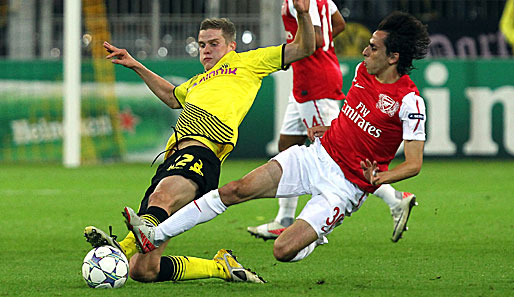 Sven Bender (l.) zog sich im Spiel gegen den FC Arsenal einen Muskelfaserriss zu