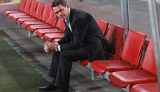 Frank Arnesen kündigt an, dass beim nächsten HSV-Spiel ein neuer Trainer auf der Bank sitzt