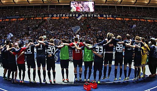 Grund zum Jubeln: Die Hertha-Spieler feiern mit ihren Fans das 3:0 gegen den 1. FC Köln