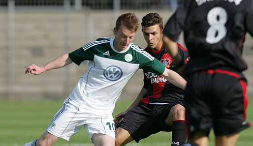 Maximilian Arnold (l.) erhält im Alter von 17 Jahren einen Profivertrag beim VfL Wolfsburg