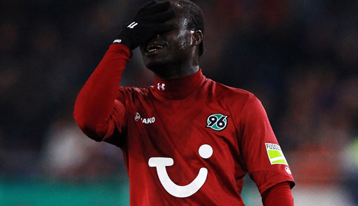 Hannover-Stürmer Didier Ya Konan sah im Niedersachenderby gegen Wolfsburg die Rote Karte