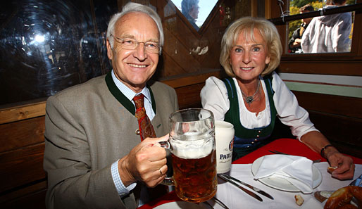 Edmund Stoiber und seine Karin: Hier mit dem FC Bayern auf der Wiesn